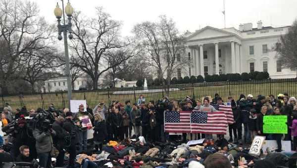 اعتراض نمادین دانش آموزان آمریکایی به افزایش قتل و ناآرامی در مدارس